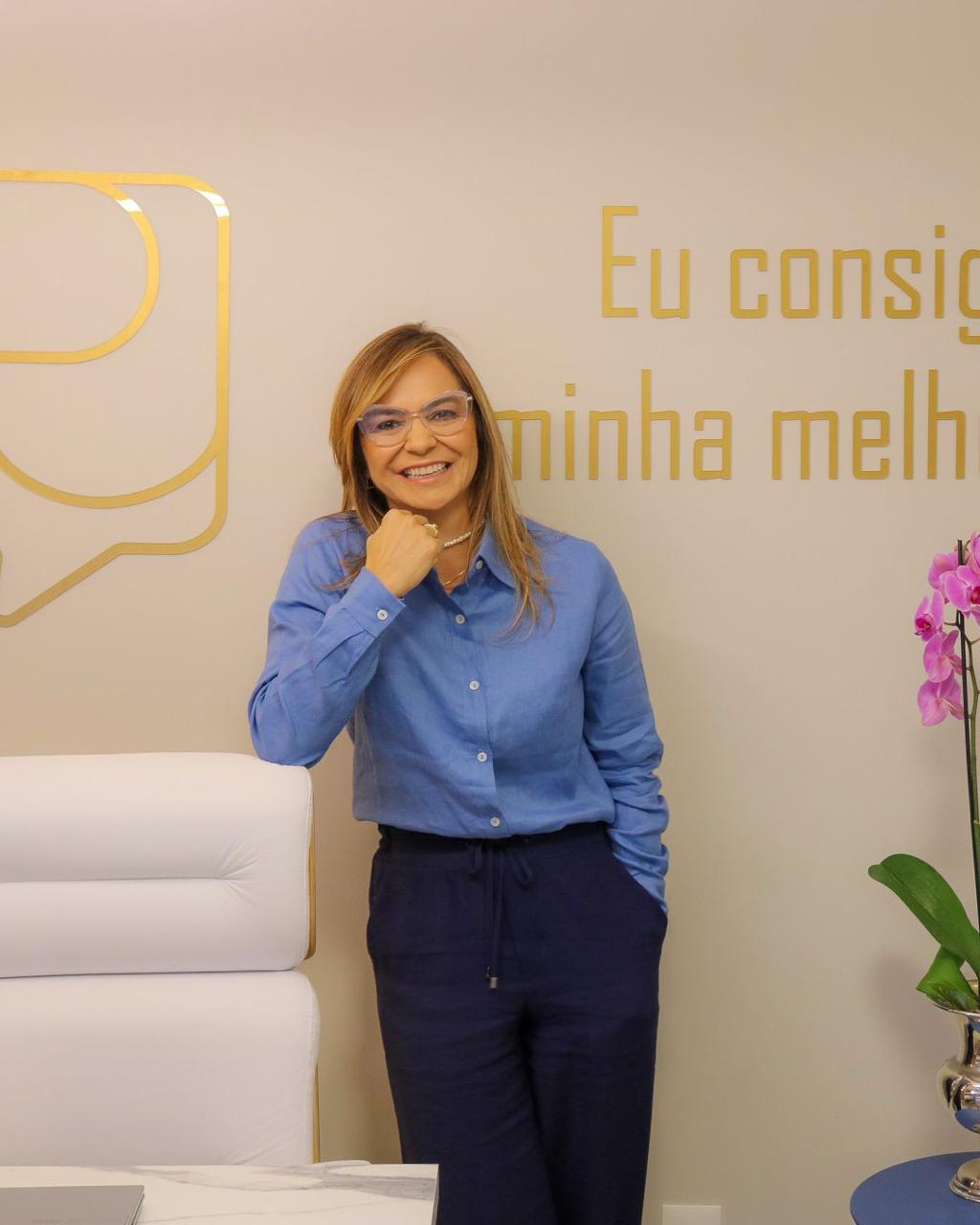 Profissional da Clínica Mente Positiva em ambiente acolhedor